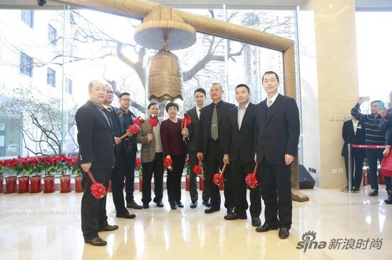 千叶珠宝董事长兼总裁林明杰(左一)与嘉宾合影留念