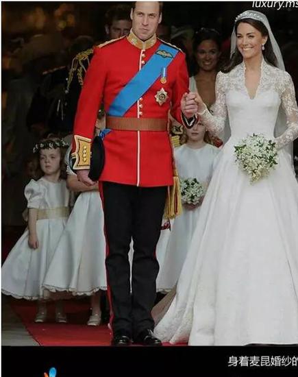 米白色古董蕾丝长袖V领2.7M裙摆的婚纱