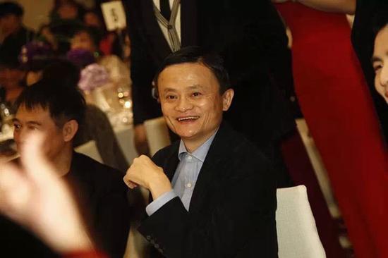马云在李连杰旁