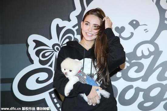 同样注意下昆凌的无名指,就是这枚Chanel Coco Crush系列戒指