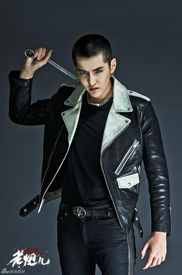 《老炮儿》宣传海报中吴亦凡佩戴Chanel链条项链