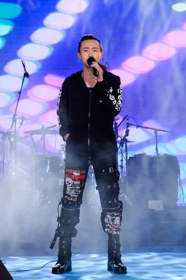 黄义达现场演唱