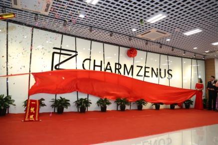 (CHARM ZENUS瓷妆创始人汪晓华为瓷妆开业仪式揭彩)