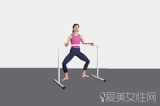 膝盖弯曲上半身挺直