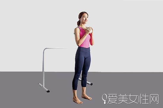 双手拿球,双脚打开