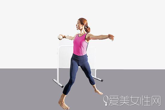 右脚侧迈,右膝弯曲