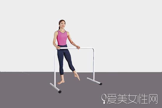 左脚踮起,向右倾斜