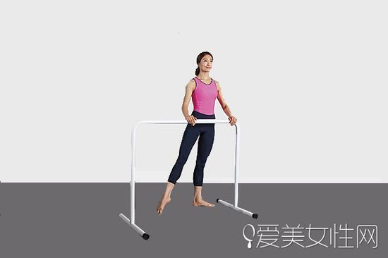 直立,右脚踮起,向左倾斜