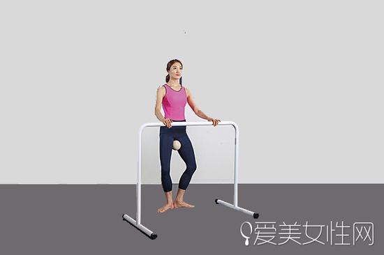 膝盖弯曲,上半身直立