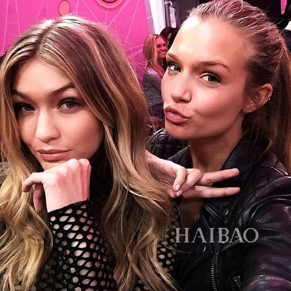 名模吉吉·哈迪德 (Gigi Hadid) 和约瑟芬·斯可瑞娃 (Josephine Skriver)