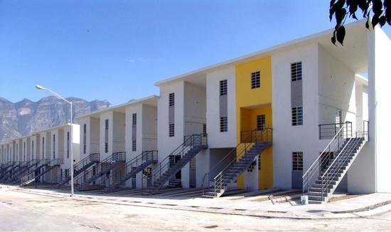 墨西哥蒙特雷建于 2010 年的一个公屋开发项目。该项目预留了为新居民建造自己的扩展房的空间,从而提升了公共资助的价值。