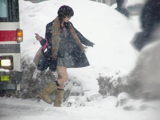 日本妹纸大雪天依旧光腿!