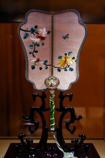 周大福故宫文化珠宝——宫扇【雅•秋菊佳色】