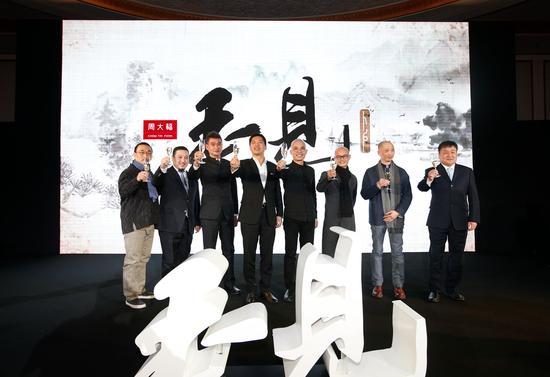 众来宾共同参与“玉见”周大福卜石战略合作暨2016当代玉雕大师艺术巡展启动仪式