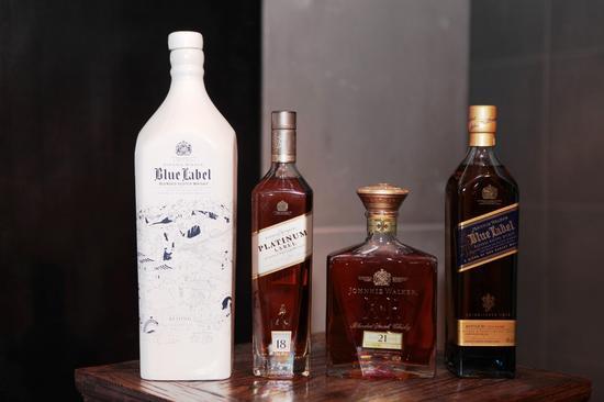 “臻赏经典”课程品鉴用酒:蓝牌桶装强度原酒、尊尼获加铂金18年、尊尼获加XR21与尊尼获加蓝牌威士忌(从左至右)