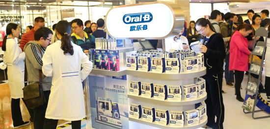 消费者现场体验欧乐B洁齿护龈家用双管套装产品
