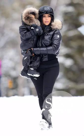 Kim Kadarshian 和女儿 North West