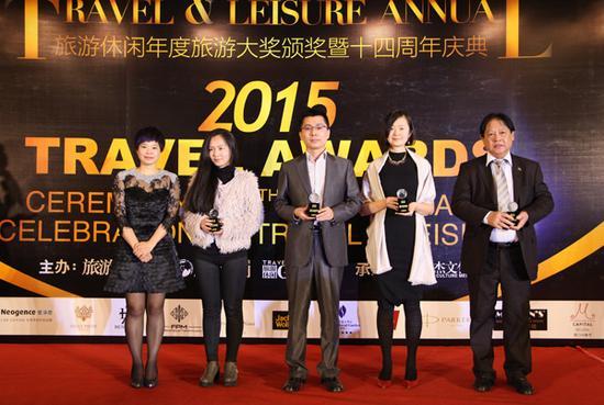 《旅游休闲》杂志社总编辑兼主编肖杨女士颁发最佳旅行目的地奖(Best Travel Destinations)