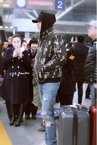 吴亦凡穿着破洞牛仔裤