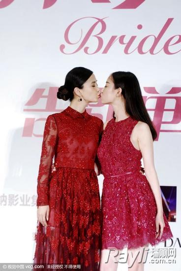 俩人红色裙装亮相