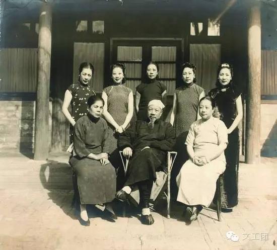 朱启钤及夫人和五个女儿,据笔者目测,后站立者右2朱五,右1朱四,左2朱三