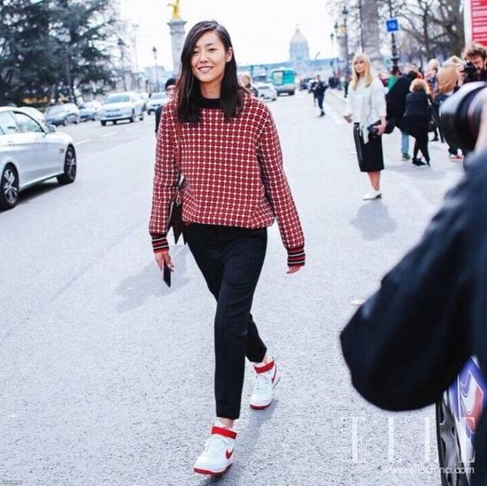 红白配色的Nike球鞋