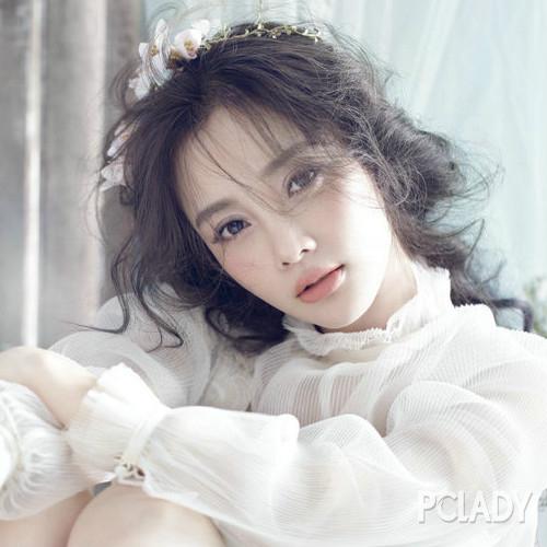 年近30的李小璐,看起来皮肤还是那样紧致光滑