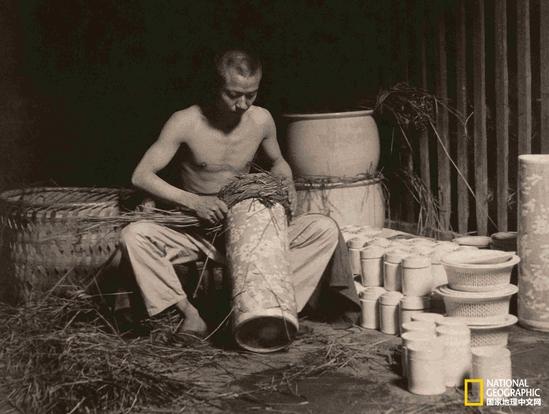 一家设在纽约的中国公司将景德镇产的陶器、瓷器外销出口。每一件器具都用稻草手工包裹,再装入大箱。
