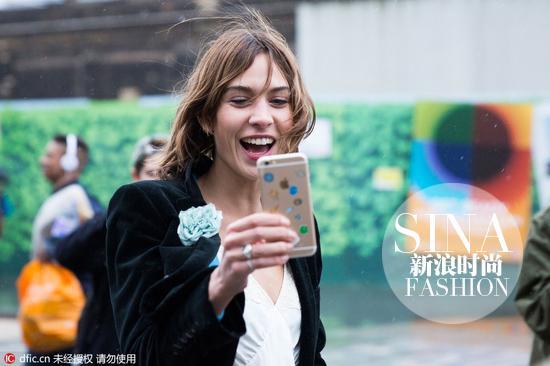 英国It gril钟小姐带领你来到2016秋冬伦敦时装周,抓住这些“怪少女”找灵感!