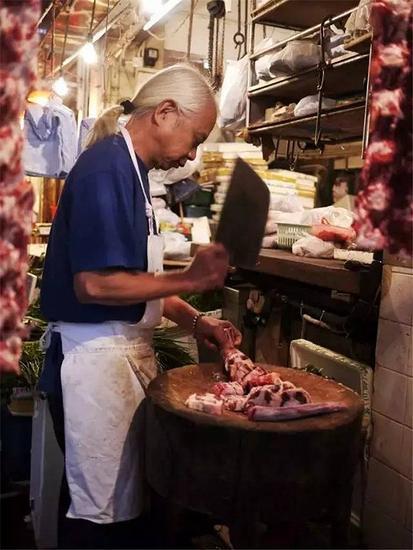肉店里挥刀剁骨的银发老者,总让我想起那些隐于市的武功高人。
