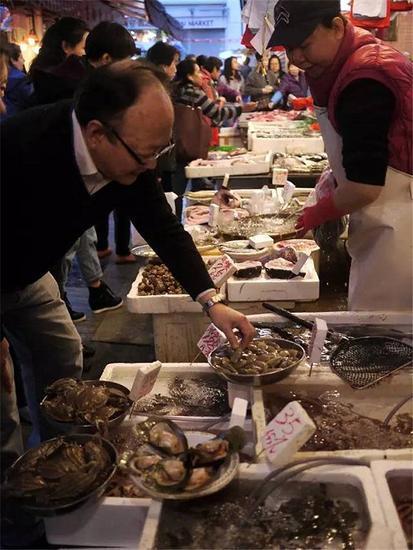 李澍添大厨在湾仔菜市场选购海鲜