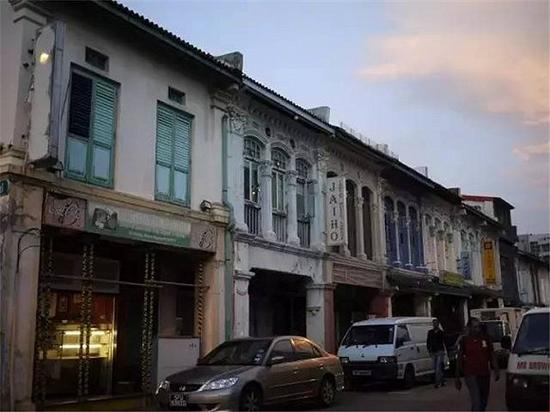 融合了各种建筑风格的街边店铺