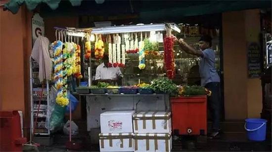 各种颜色艳丽的鲜花串