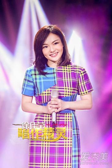 徐佳莹穿格子裙