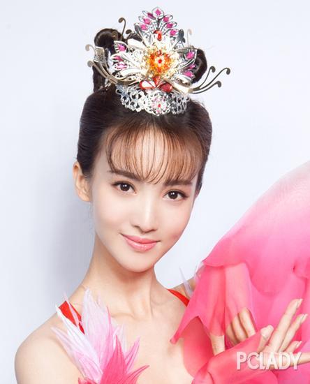 高高的发髻造型精致婉约