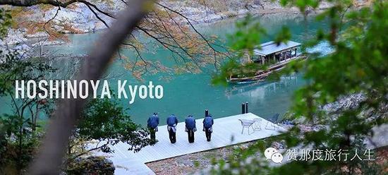 进店需要乘坐木舟沿河边赏两岸胜景,将烦恼一并投河后由“水门”入店。