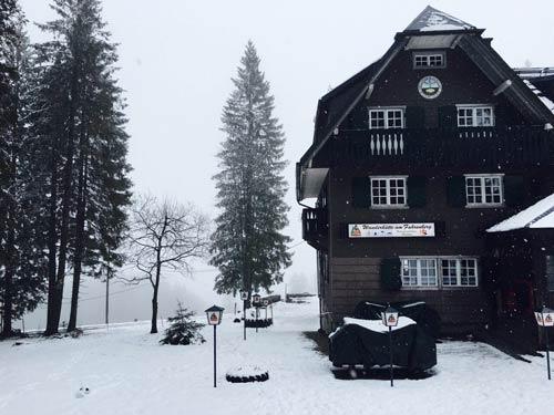大雪中的Naturfreundehaus,像极了电影中历经千辛万苦终于寻找到的酒馆