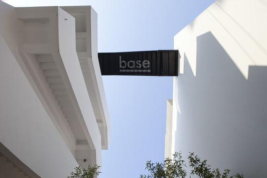 两座建筑之间的桥上写着 base 的标志;后来翌成的多数项目都出现这个标志