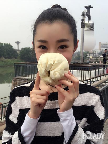 高扎的丸子头