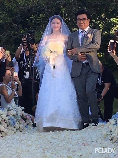诗诗在父亲的陪伴上走进婚礼殿堂