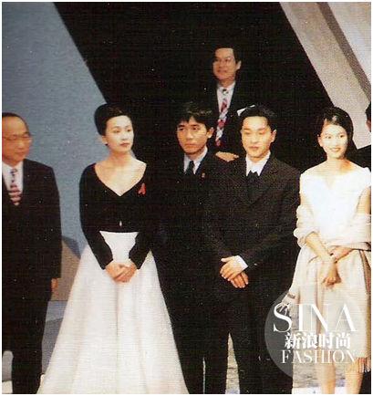 1995年金马奖颁奖典礼上,身穿Dior礼服的刘嘉玲有梁朝伟陪在身旁