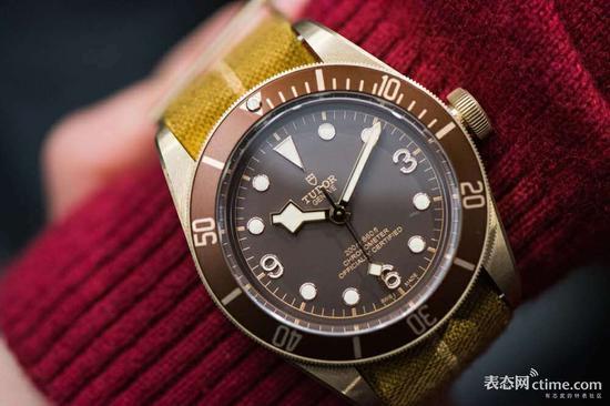 新款帝舵Black Bay Bronze采用了铜壳棕色面,售价约合人民币2万5