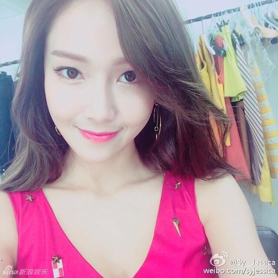 Jessica微博自拍照,粉唇诱惑。