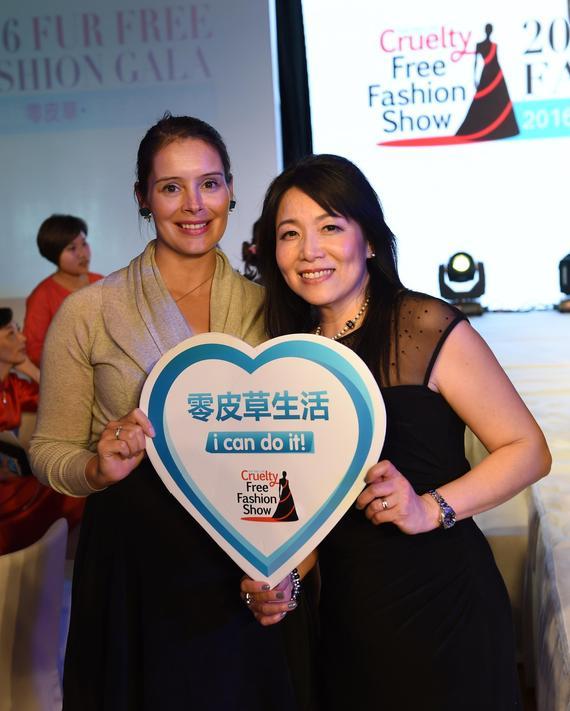 Lush岚舒大中华区董事Annabelle Baker贝安娜女士(左)与行动亚洲执行长苏佩芬女士一同承诺零皮草生活