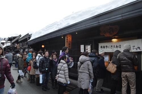 ‘飛騨こって牛’店外经常排起长龙