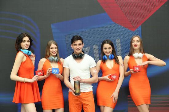 JBL Go Smart灵动上市发布会模特展示JBL多款产品