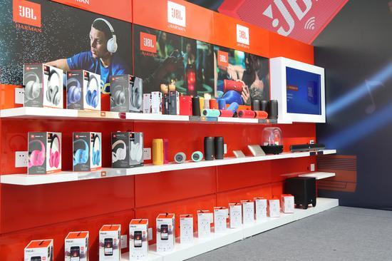 JBL Go Smart灵动上市发布会现场蓝牙音响及耳机产品陈列区