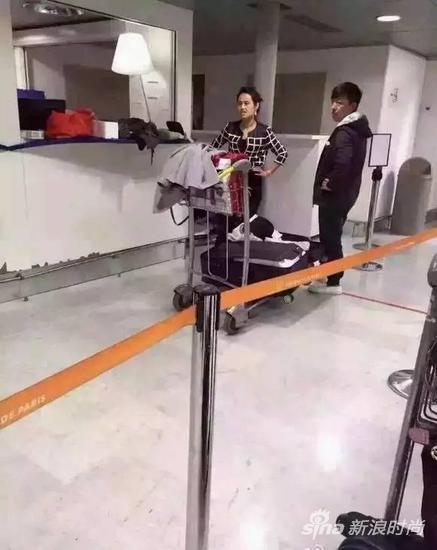传言2:“网曝黄渤被海关拦下来开箱检查行李!”