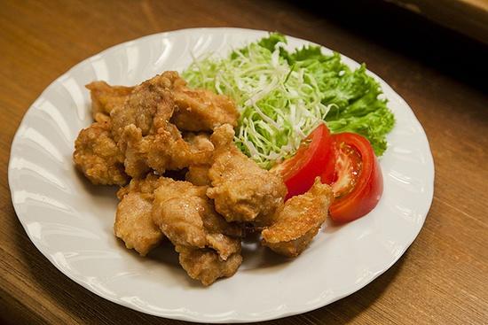 炸鸡块和高杯酒
