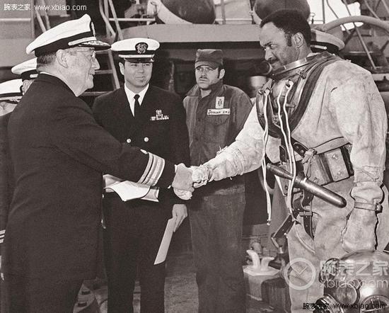 Carl Brashear(右)